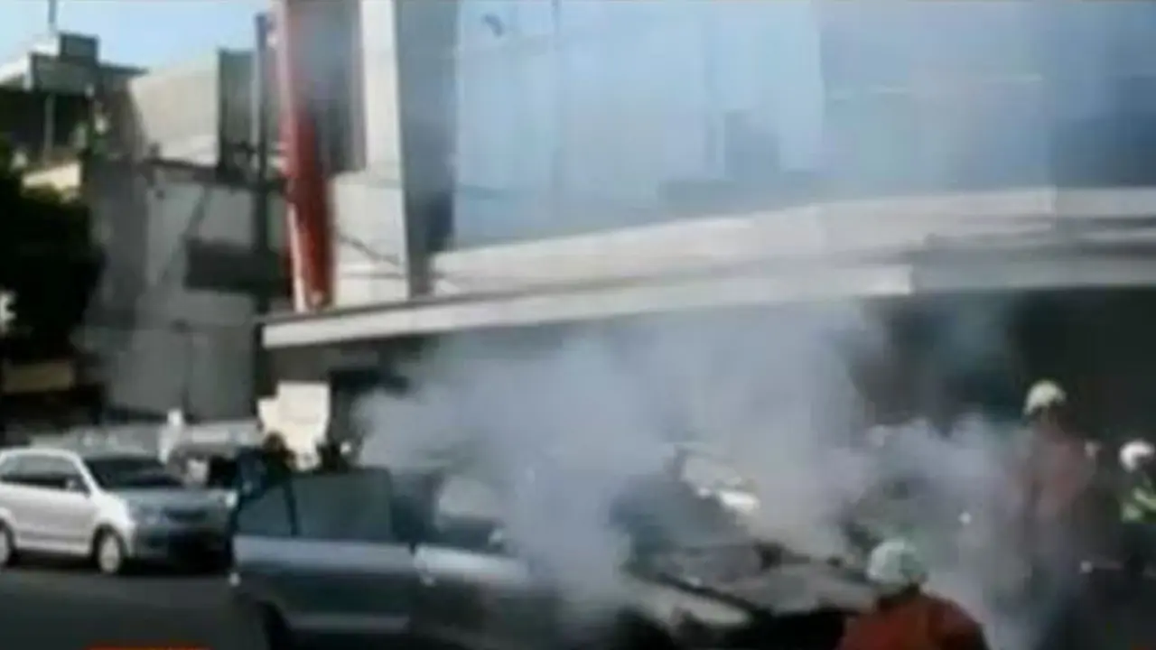 Mobil Sedan Terbakar hingga Hujan Salju Ganggu Amerika Serikat