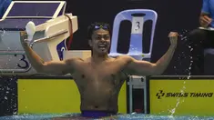 Perenang Indonesia, I Gede Siman Sudartawa berselebrasi setelah memenangkan final 50m Gaya Punggung putra dalam kompetisi renang di SEA Games ke-32 di Phnom Penh, Kamboja, Minggu, 7 Mei 2023. (AP Photo/Tatan Syuflana)
