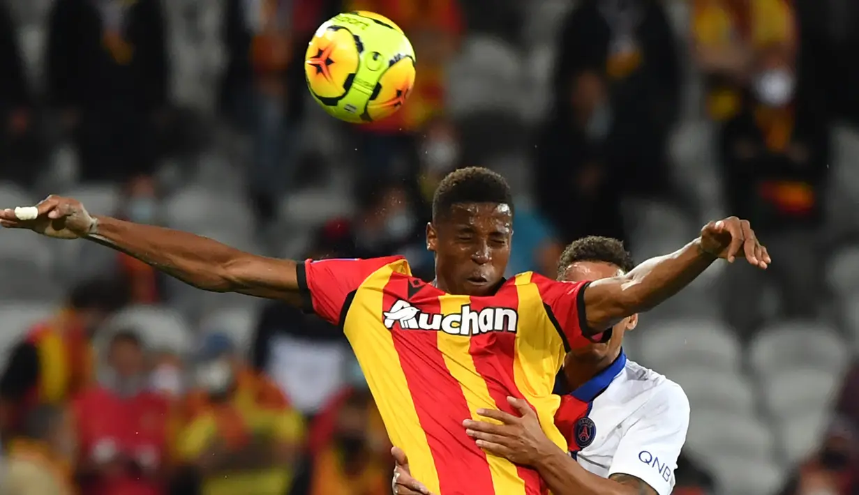 Penyerang Lens, Simon Banza, berusaha menyundul bola saat menghadapi PSG pada laga Liga Prancis di Stadion Bollaert-Delelis, Jumat (11/9/2020). PSG kalah 0-1 atas Lens. (AFP/Denis Charlet)