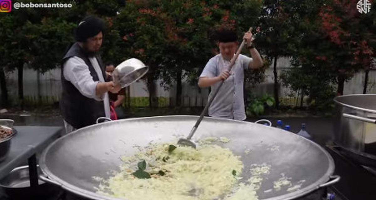 Jelang Buka Puasa Bobon dan Ustaz Derry Sulaiman Masak 9 Ekor Kambing