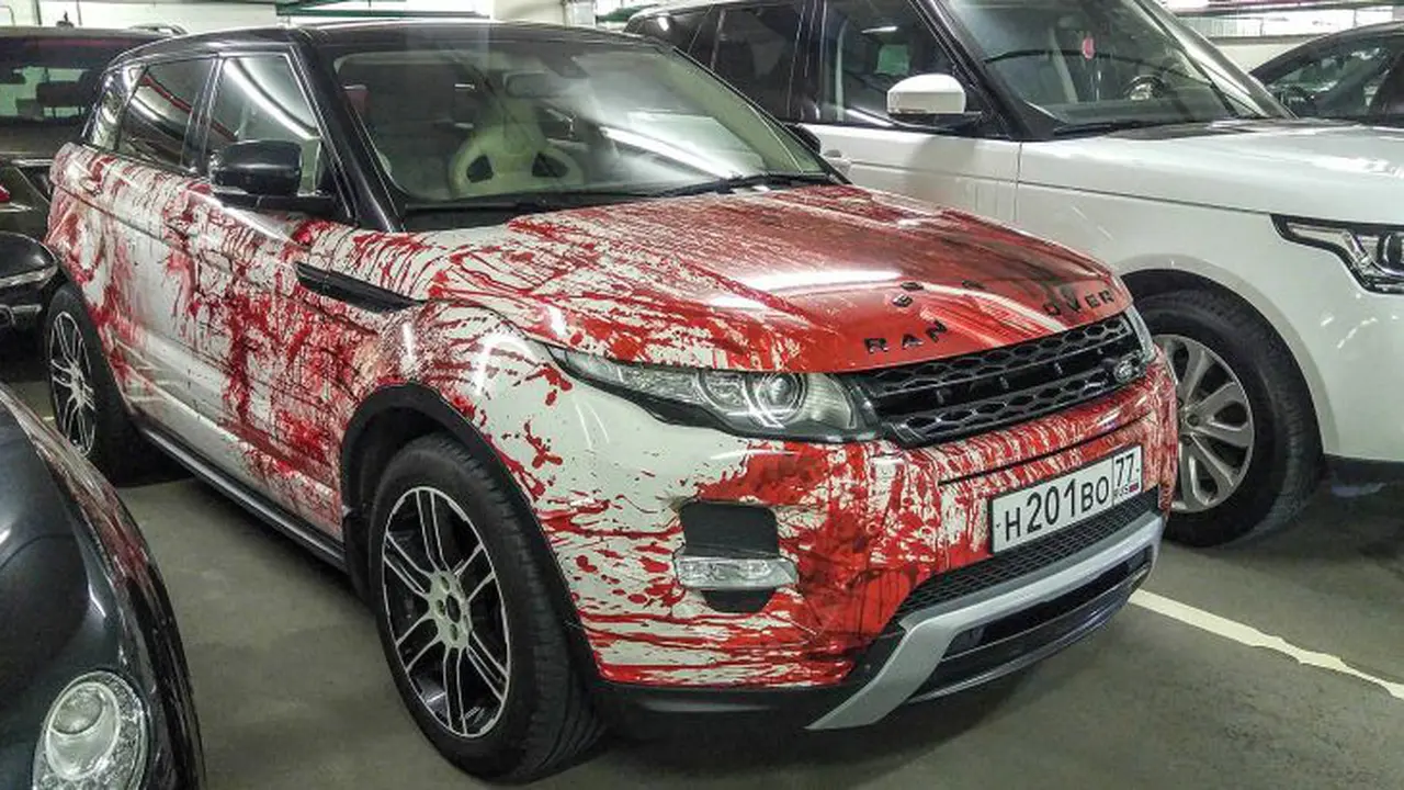 Tampil Horor, Range Rover Evoque Dikelir Pakai Darah