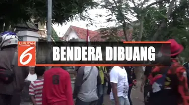 Beredar foto bendera merah putih dibuang ke selokan depan asrama mahasiswa di Surabaya, Jawa Timur.