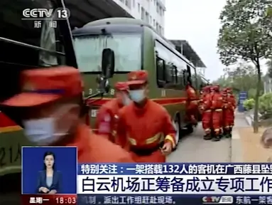 Personel darurat bersiap melakukan perjalanan menuju lokasi kecelakaan pesawat di dekat Wuzhou di Daerah Otonomi Guangxi, Senin (21/3/2022). Pesawat China Eastern Boeing 737 yang mengangkut 132 orang yang terdiri dari 123 penumpang dan sembilan awak kabin jatuh di selatan China. (CCTV via AP)