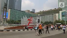 Suasana warga berolahraga saat Car Free Day (CFD di kawasan Bundaran HI,  Jakarta, Minggu (15/1/2023). (Liputan6.com/Herman Zakharia)