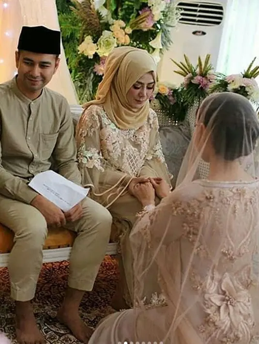 Momen yang sangat mengharukan ketika Syahnaz meminta restu dan memohon maaf atas kesalahannya selama ini. Namun senyuman bahagia terlihat juga di wajah calon  pengantin perempuan ini. (Instagram)