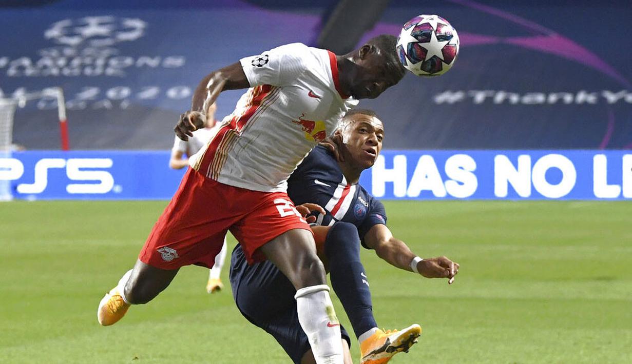 Striker Paris Saint-Germain (PSG), Kylian Mbappe, duel udara dengan pemain RB Leipzig, Nordi Mukiele, pada laga semifinal Liga Champions di Stadion The Luz, Rabu (19/8/2020). PSG menang dengan skor 3-0. (David Ramos/Pool via AP)