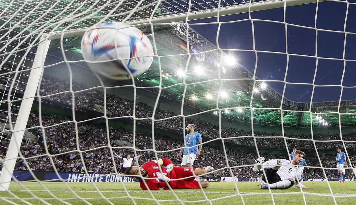 Penjaga gawang Italia Gianluigi Donnarumma menerima gol dari pemain Jerman Timo Werner pada pertandingan sepak bola UEFA Nations League di Moenchengladbach, Jerman, 14 Juni 2022. Jerman mengalahkan Italia 5-2. (AP Photo/Martin Meissner)
