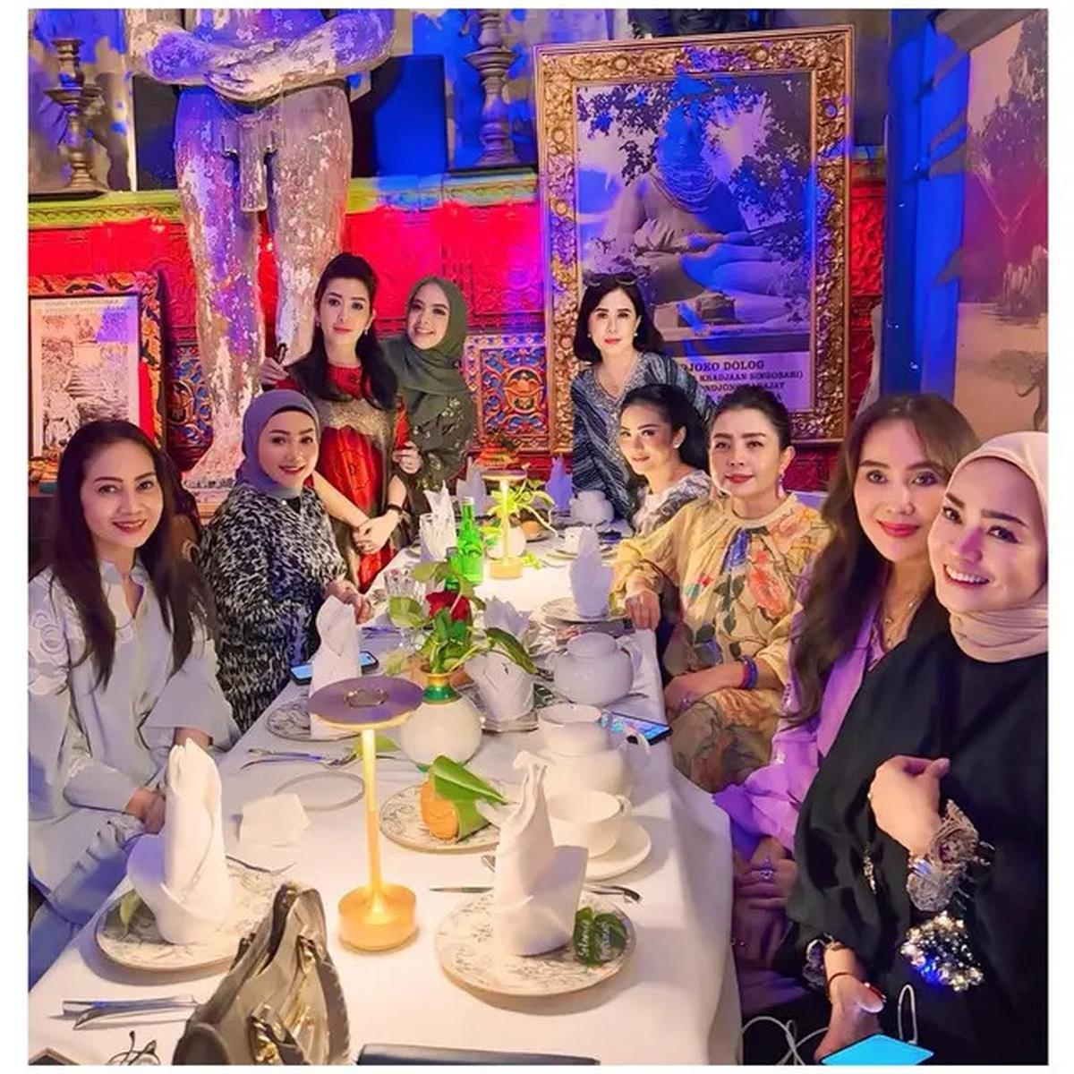 6 Potret Geng Arisan Kepompong Bukber, Gaya Glamor Krisdayanti hingga Mayangsari