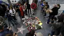 Penggemar berkumpul di dekat bintang atas nama penyanyi legendaris David Bowie di Hollywood Walk of Fame di Los Angeles, Senin (11/1). Bowie meninggal di usia 69 tahun dan baru saja merilis album ke-25 nya yaitu "Blackstar". (REUTERS/ Mario Anzuoni)