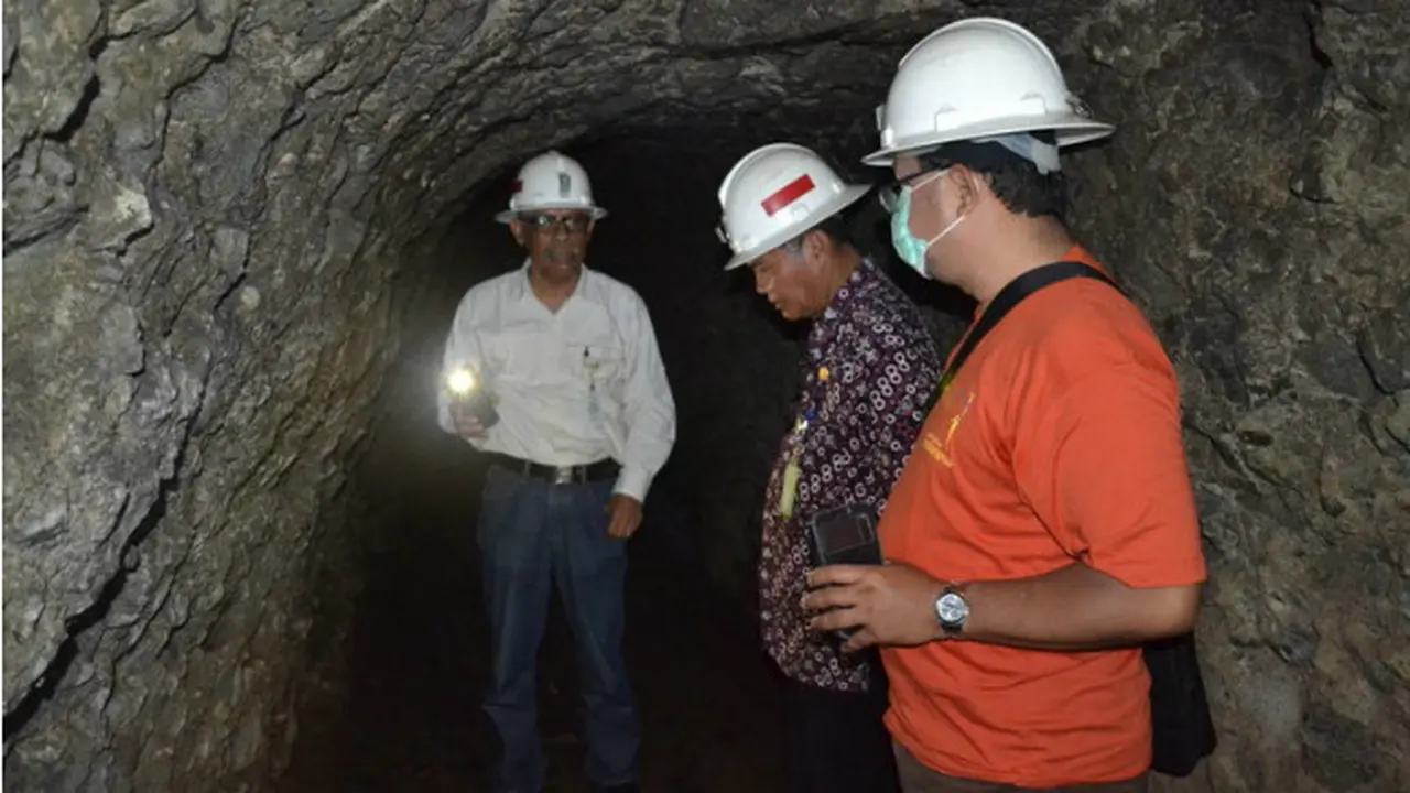 Warga Hargorejo Buka Terowongan Jalur Lori Mangaan