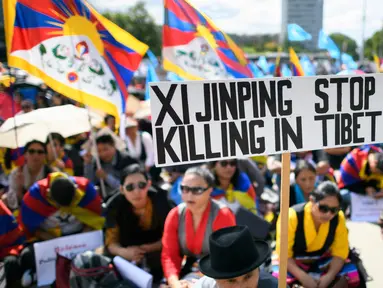 Lebih dari 400 orang mengambil bagian untuk demonstrasi di depan kantor PBB di Jenewa, Jumat (16/9). Pengunjuk rasa meminta Presiden Tiongkok, Xi Jinping untuk menghentikan pembunuhan di Tibet. (AFP PHOTO/Fabrice Coffrini)