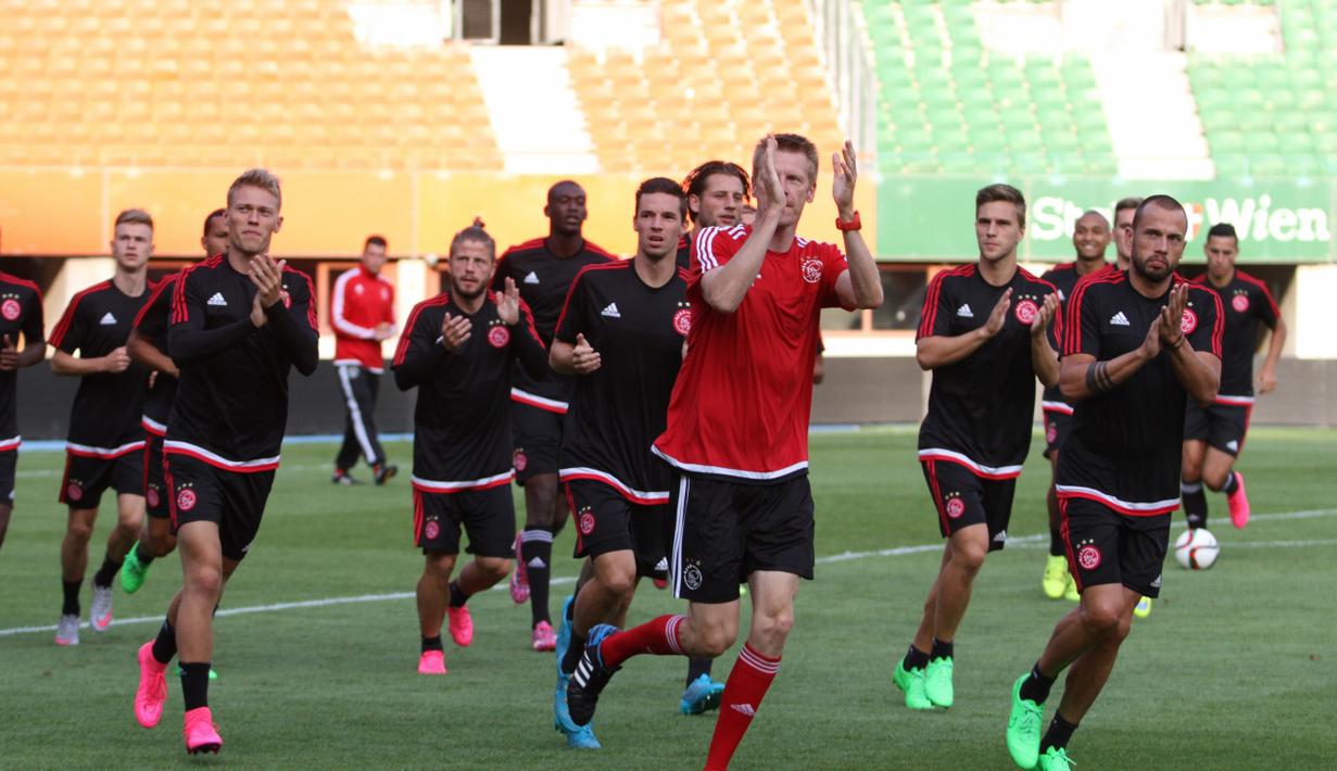 Pemain keturunan Indonesia, John Heitinga, dan kawan-kawannya memberikan applaus kepada puluhan pendukungnya yang menyaksikan sesi latihan Ajax di Stadion Ernst Happel, Wina, Austria. (Bola.com/Reza Khomaini)