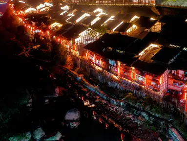 Kota Kuno Zhongshan berhias lampion jelang perayaan Tahun Baru Imlek di Distrik Jiangjin, Chongqing, China, Jumat (17/1/2020).  (Xinhua/Liu Chan)