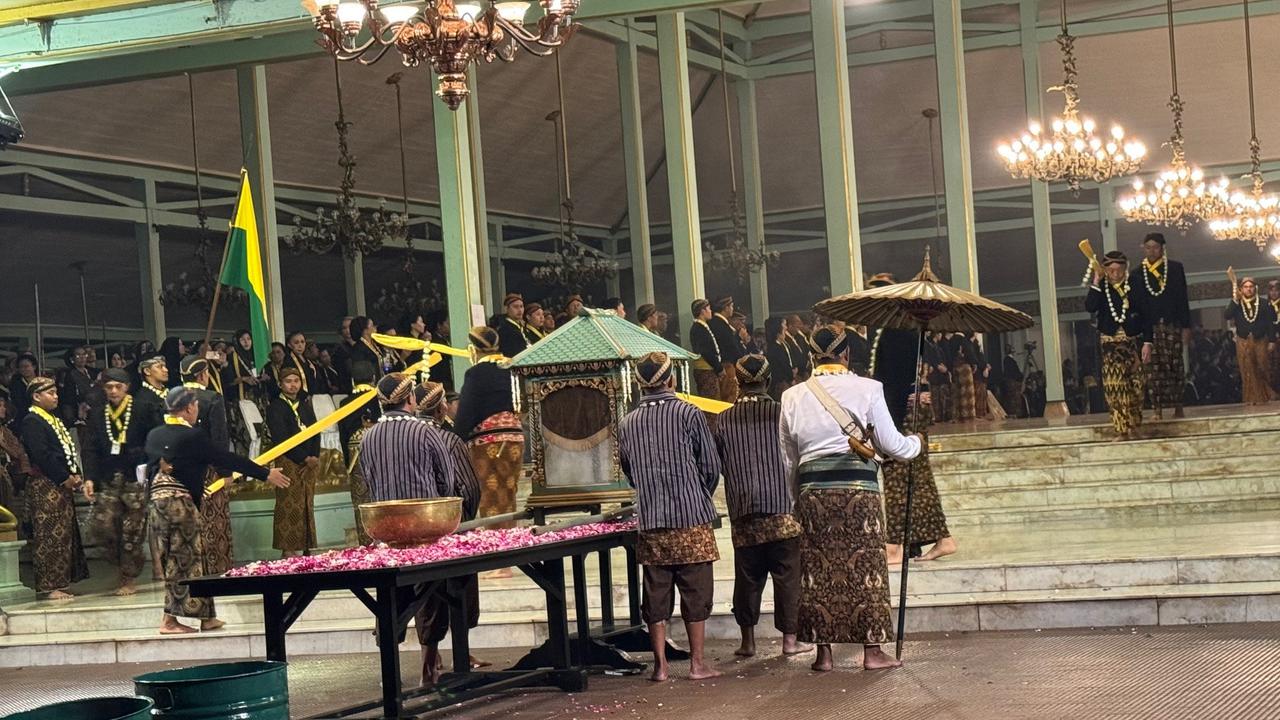 6 Potret Cantik Para Artis dan Pejabat Hadiri Kirab Pusaka 1 Suro di Pura Mangkunegaran, Penampilan Titiek Soeharto Paling Curi Perhatian