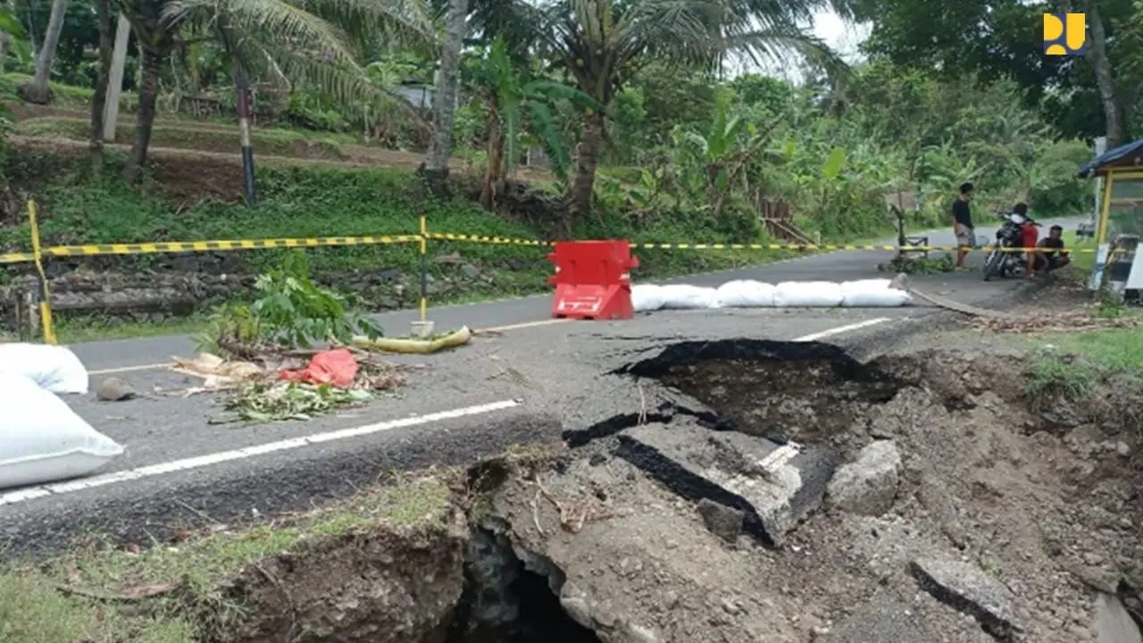 Longsor di ruas Soreang–Rancabali–Cidaun, tepatnya di Jalan Ciwidey–Cidaun Km 239+000, Jawa Barat. (Dok Kementerian PUPR)