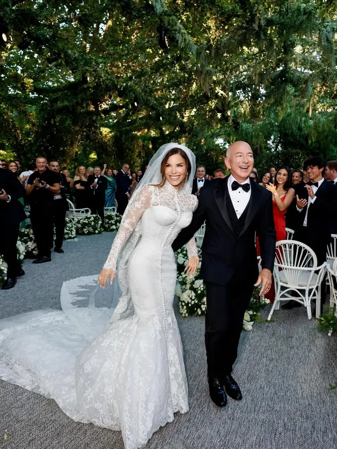 Resmi Dinikahi Jeff Bezos, Lauren Sanchez Kenakan Gaun Pengantin Klasik yang Terinspirasi dari Film Lawas