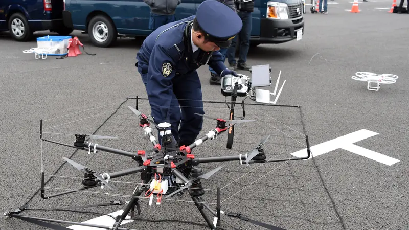 20160117-Keren, Elite Polisi Jepang Latihan Anti Teror Menggunakan Drone-Tokyo