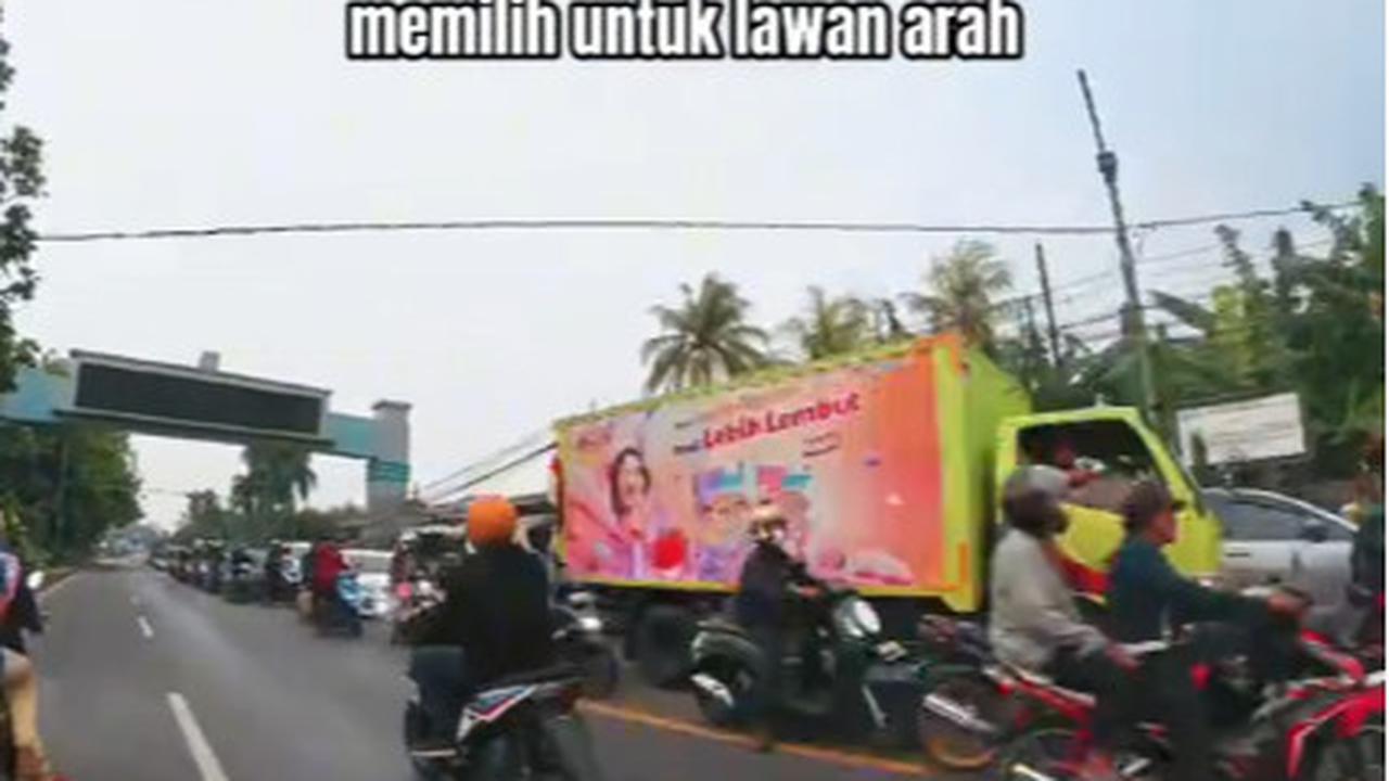 Auto Bubar, Aksi Pemotor dengan Mobil yang Kompak Hadang Pengendara yang Lawan Arus Jalanan Ini Banjir Pujian