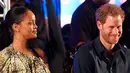 Bukan lagi soal Meghan Markle, kali ini Pangeran Harry bertemu dengan seorang diva Hollywood, Rihanna. Dalam pertemuannya Harry dan RiRi selalu melemparkan senyum bahagia. (doc.hollywoodlife.com)
