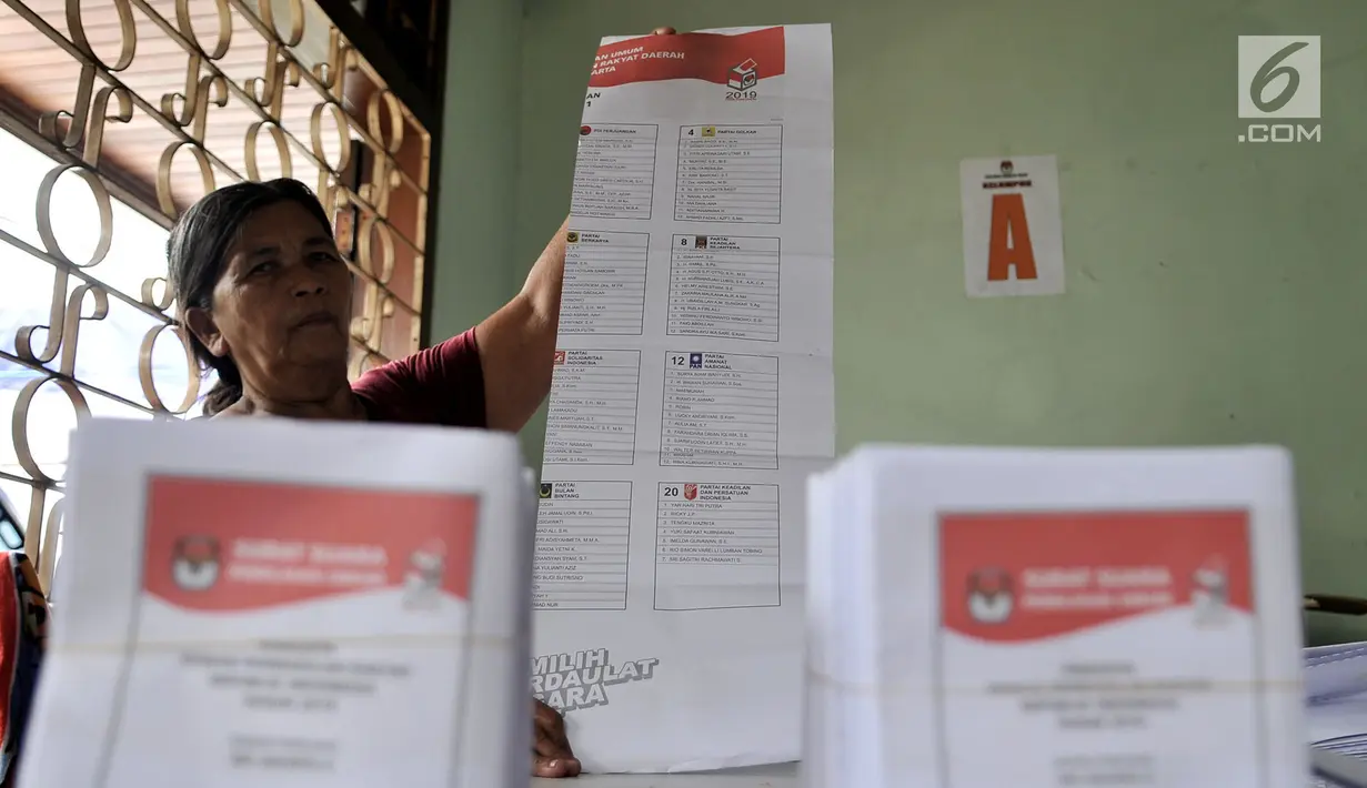 Pekerja menunjukkan surat suara yang terpotong di Gedung Logistik KPU Kota Jakarta Pusat, Jakarta, Selasa (5/3). Per 3 Maret 2019, KPU Kota Jakarta Pusat mencatat sebanyak 1.551 surat suara rusak selama proses pelipatan. (merdeka.com/Iqbal Nugroho)