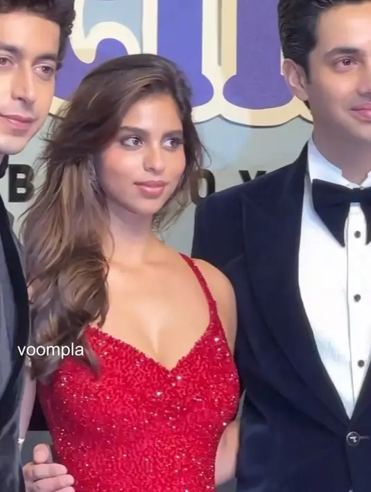 Bersanding dengan aktor lain seperti Khushi Kapoor, Agastya Nanda, Vedang Raina, Mihir Ahuja, Aditi Saigal, dan Yuvraj Menda, Suhana Khan berjalan dengan percaya diri. (Liputan6.com/IG/@voompla)