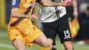 Gelandang AS Roma, Henrikh Mkhitaryan mengontrol bola dari kawalan pemain Spezia, Arkadiusz Reca pada pertandingan lanjutan Liga Serie A Italia di Stadion Alberto Picco di La Spezia, Italia, Senin (28/2/2022). AS Roma menang tipis atas Spezia 1-0. (Tano Pecoraro/LaPresse via AP)
