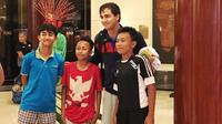 Gelandang Timnas Filipina, James Younghusband, bersama tiga anak Indonesia di Hotel Sultan, Minggu (25/11/2018). (Bola.com/Benediktus Gerendo Pradigdo)