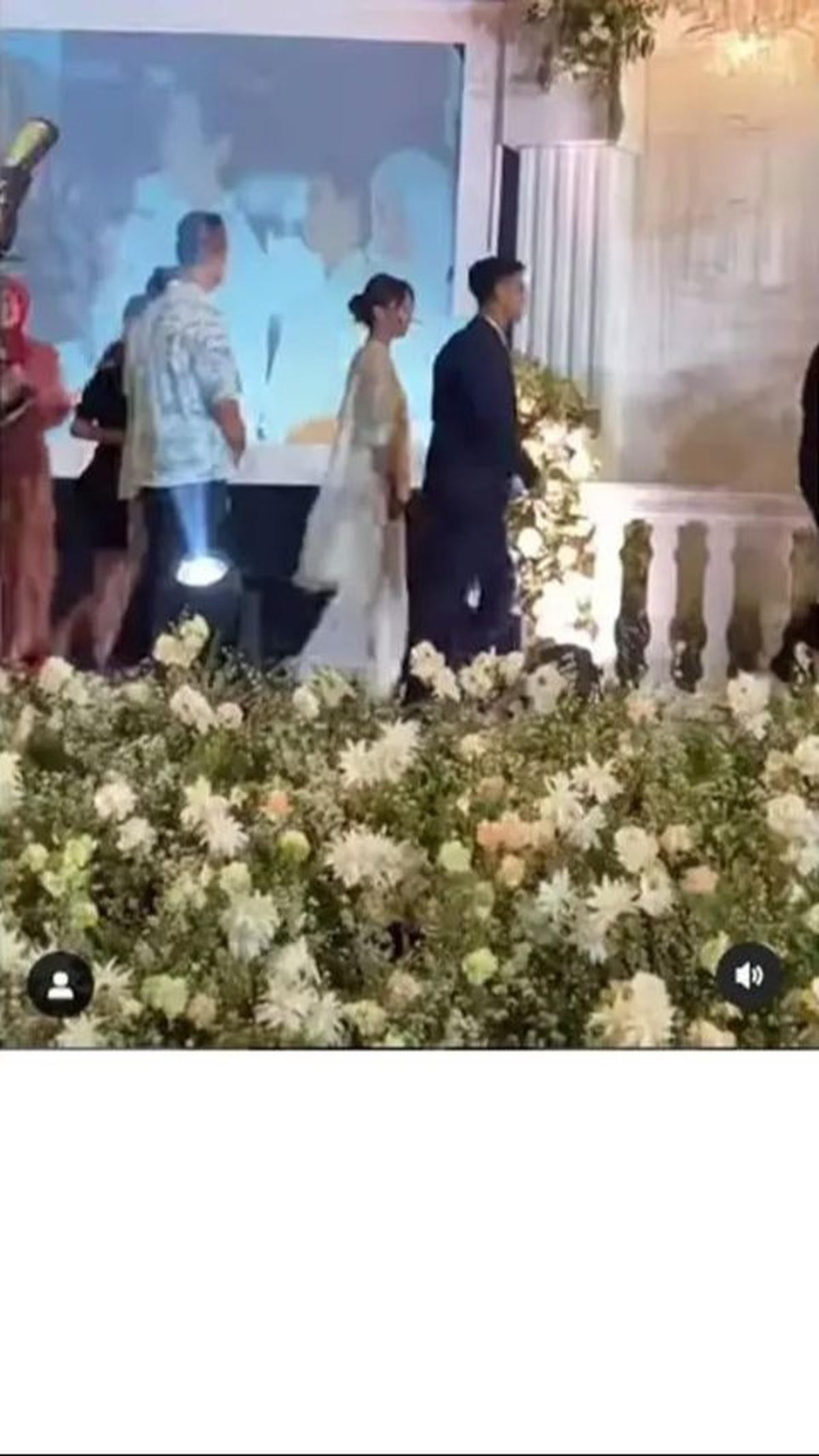 Kemesraan keduanya terpancar jelas di momen itu, dipertontonkan dalam setiap sentuhan dan senyuman yang mereka bagikan.