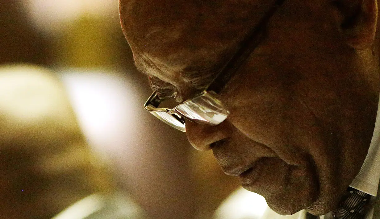 Mantan Presiden Afrika Selatan Jacob Zuma saat menjalani persidangan kasus korupsi di Pengadilan Tinggi di Pietermaritzburg (23/5/2019). Tuduhan korupsi tersebut menyebabkan Zuma dipaksa mundur dari posisinya sebagai presiden pada bulan Februari lalu. (AFP Photo/Themba Hadebe)