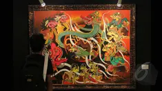 Seorang pengunjung memperhatikan sebuah lukisan bertajuk "Spirit Indonesia", di Galeri Cipta 3, TIM, Jakarta, Sabtu (7/3). Pameran tersebut berlangsung hingga 15 Maret 2015. (Liputan6.com/Helmi Afandi)