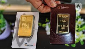 Pramuniaga menunjukkan emas batangan yang dijual di Galeri 24 Pegadaian, Jakarta, Rabu (27/7/2022). Pada perdagangan Rabu (27/7/2022) pukul 15:12 WIB, harga emas dunia di pasar spot berada di US$ 1.722,19 per troy ons. Harga emas menguat tipis 0,30 persen. (Liputan6.com/Angga Yuniar)