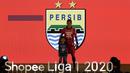 Kiper Persib Bandung, I Made Wirawan, menunjukan jersey tim Persib Bandung saat launching Shopee Liga 1 di Hotel Fairmont, Jakarta, Senin (24/2). Sebanyak 18 klub pamerkan jersey untuk kompetisi Shopee Liga 1 2020. (Bola.com/Yoppy Renato)