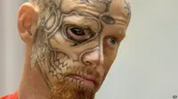 Sebuah tren modifikasi tubuh sedang berkembang saat ini, tato bola mata (Foto: bbc.com)