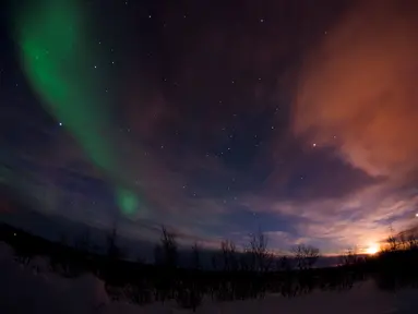 Aurora Borealis menerangi langit saat malam hari di Kautokeino, Norwegia, Rabu (15/3). Aurora Borealis sering juga disebut The Northern Lights. (AFP PHOTO / Jonathan NACKSTRAND)