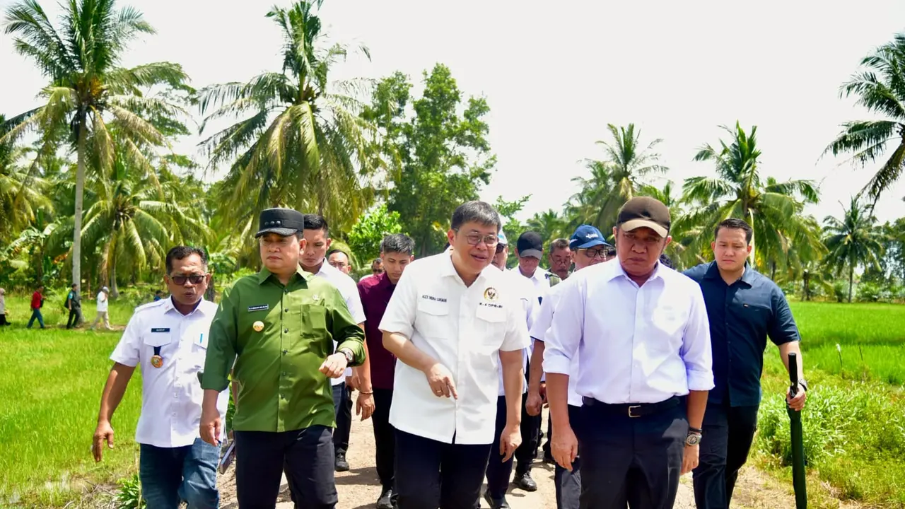 Wakil Ketua Komisi IV DPR RI Alex Indra Lukman saat melakukan kunjungan kerja (kunker) reses Komisi IV DPR RI di Desa Sri Menanti Kecamatan Tanjung Lago Kabupaten Banyuasin. (Istimewa)