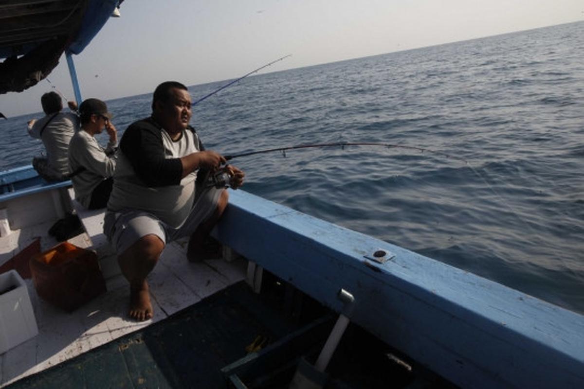 Serunya ngabuburit dengan memancing di perairan Kepulauan Seribu