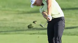 Pegolf Kanada, Brooke Henderson melakukan pukulan pada putaran final Amerika Terbuka di Trump National Golf Club-New Jersey, 16 Juli 2017 waktu setempat. Sejumlah pegolf cantik ikut serta pada turnamen golf ini. (Elsa/Getty Images/AFP)