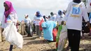 Masyarakat bersama pelajar dan TNI-Polri melakukan bersih-bersih sampah di Pantai Lamaru, Balikpapan, Kalimantan Timur, Selasa (23/7/2019). Pertamina dan Bhayangkari mengajak masyarakat Balikpapan untuk peduli lingkungan agar tidak membuang sampah sembarangan. (Liputan6.com/Angga Yuniar)