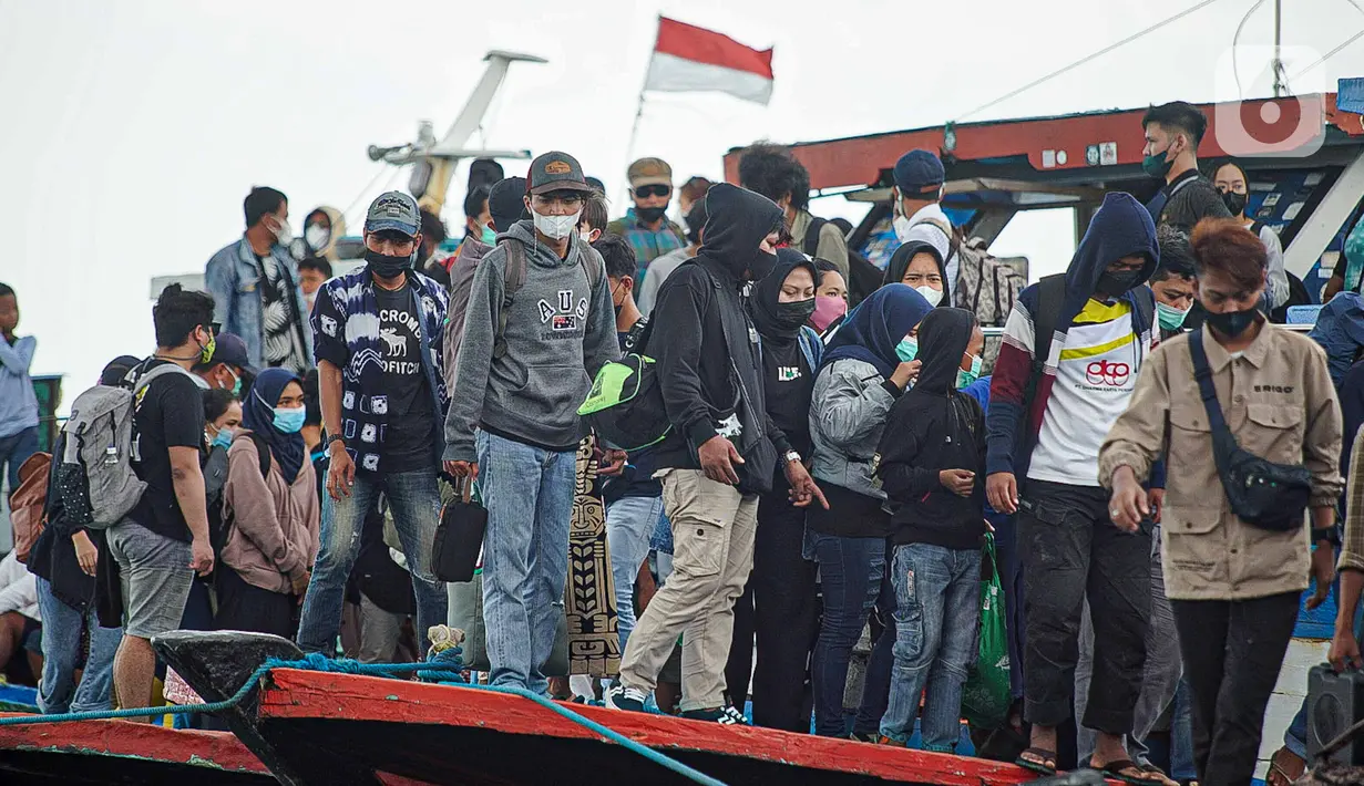 Wisatawan turun dari kapal usai liburan Tahun Baru di Pelabuhan Kali Adem, Jakarta, Minggu (2/1/2022). Wisatawan memadati Pelabuhan Kali Adem usai berlibur ke pulau-pulau kecil di utara Jakarta untuk merayakan Tahun Baru. (Liputan6.com/Faizal Fanani)