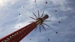 Pengunjung menaiki wahana ontang-anting Sky Flyer atau di Taman Bollywood, Dubai, Uni Emirat Arab (18/2/2021).  Ontang-anting yang berada di Bollywood Parks Dubai berhasil mengalahkan ontang-anting Orlando Starflyer. (AFP/ Giuseppe Cacae)