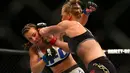 Holly Holm mendaratkan pukulan ke wajah Miesha Tate pada ajang UFC 196 di MGM Grand Garden Arena, Las Vegas, Amerika Serikat, Minggu (6/3/2016)  (Reuters/Mark J. Rebilas-USA TODAY Sports)