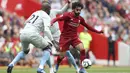 Penyerang Liverpool, Mohamed Salah, berusaha melewati pemain West Ham pada laga Premier League di Stadion Anfield, Minggu (12/8/2018). Liverpool menang 4-0 atas West Ham. (AP/David Davies)