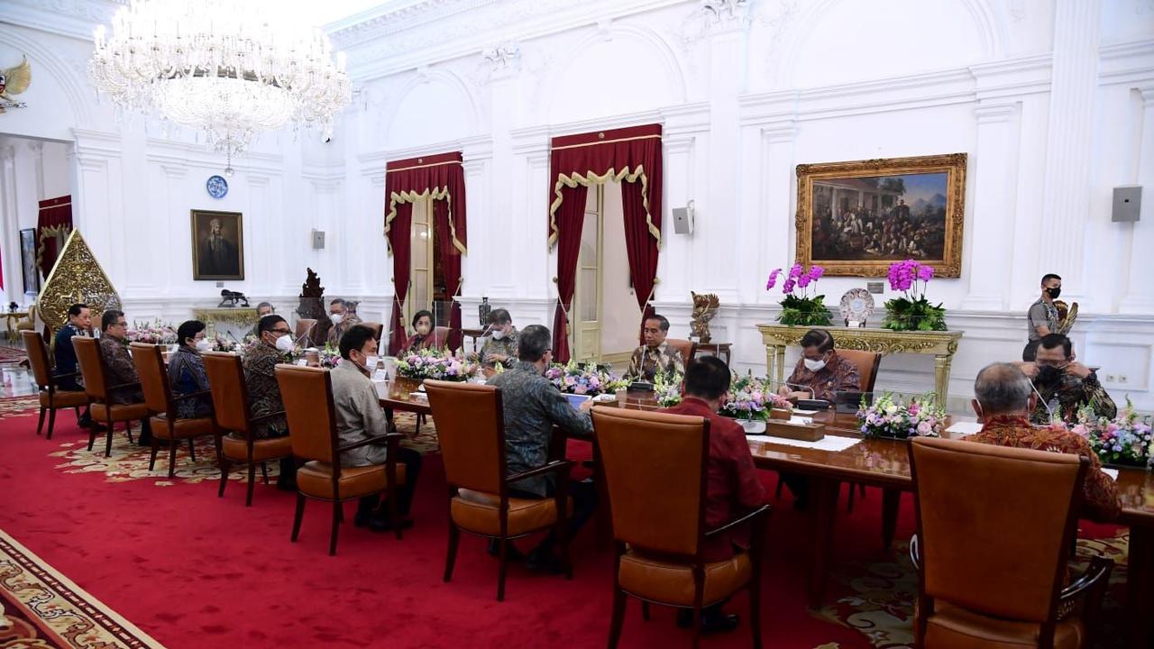 Presiden Joko Widodo menggelar pertemuan dengan sejumlah perwakilan dari industri jasa keuangan di Istana Merdeka, Jakarta, pada Senin, 16 Januari 2023. (Foto: Sekretariat Presiden)