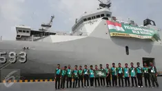 Sejumlah peserta berfoto di depan Kapal Banda Aceh 593 sebelum mengikuti pelayaran Santri Bela Negara di Pelabuhan Kolin Lamil Tanjung Priok, Jakarta, Sabtu (21/11). (Liputan6.com/Faizal Fanani)