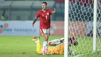 Pemain Timnas Indonesia, Stefano Lilipaly tampak kecewa usai gagal mencetak gol ke gawang Bangladesh pada laga uji coba FIFA Matchday antara Timnas Indonesia menghadapi Bangladesh di Stadion Si Jalak Harupat, Bandung, Rabu (1/6/2022) malam WIB. (Bola.com/M. Iqbal Ichsan)