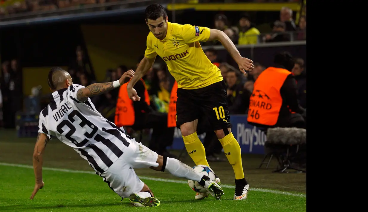 Gelandang Dortmund, Henrikh Mkhitaryan (kanan) berusaha melewati pemain Juventus Arturo Vidal pada leg kedua 16 besar Liga Champions di Stadion Signal Iduna Park, German (18/3/15). Juventus menang 3-0 atas Borussia Dortmund. (Reuters/Ina Fassbender)