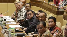 Mendagri, Tjahjo Kumolo (tengah) bersama pimpinan KPU dan Bawaslu saat mengikuti rapat kerja/rapat dengar pendapat dengan Komisi II DPR di Kompleks Parlemen, Jakarta, Kamis (26/9/2019). Rapat membahas evaluasi Pemilu 2019 dan persiapan Pilkada Serentak 2020. (Liputan6.com/Helmi Fithriansyah)