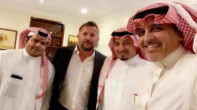 Petinggi MU Arnold dengan perwakilan Arab Saudi