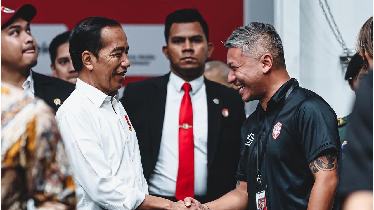 Ada juga yang salfok ke arah paspampres. Tampak Paspampres mengawal Presiden Jokowi.
