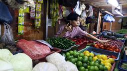 Wahyuning menata kebutuhan pokok dagangannya di Pasar Pondok Labu, Jakarta, Rabu, (8/6/2022). Wahyuning menjelaskan harga cabai merah tembus Rp 80.000 per kilogram dari yang sebelumnya Rp 40.000, diikuti cabai rawit dan bawang merah. (Liputan6.com/Johan Tallo)